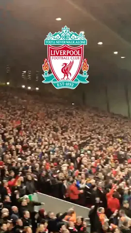 La hinchada del Liverpool cantando 