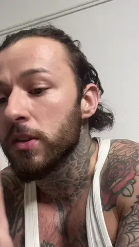 En France, nous avons la chance exceptionnelle de bénéficier d'options diverses pour le parcours de transition, offrant ainsi une liberté de choix qui n'est pas toujours présente dans d'autres contextes.  Que ce soit par le biais du système de santé public ou des services privés, chacune de ces voies comporte des avantages et des inconvénients uniques. Le système de santé public assure un accès à des professionnels, avec des procédures financièrement prises en charge. Mais, la disponibilité des ressources peut parfois entraîner des délais  🕰️ D'un autre côté, la voie privée peut offrir une plus grande flexibilité et des délais plus courts, mais elle peut impliquer des coûts financiers plus élevés 💰  👉 L'essentiel dans ce choix crucial réside dans l'alignement avec notre propre personne  👉 Chacun a des besoins et des préférences uniques, et le parcours de transition doit être une expression authentique de qui nous sommes.  👉 Prendre en compte nos valeurs, nos priorités et notre bien-être émotionnel est primordial pour faire le choix qui résonne le mieux avec notre être 🙏🏼 Encore une fois il est important de rappeler que le parcours de transition médicale va bien au-delà des considérations pratiques, il s'agit d'un voyage intime, parfois très complexe, vers l'alignement avec notre identité de genre Les interventions médicales associées à ce processus ne sont pas simplement des procédures, mais plutôt des étapes vitales dans la quête de notre authenticité en tant qu'êtres humains 🤍 La question cruciale ne réside pas tant dans la prise en charge des opérations liées à la transition, mais plutôt dans la reconnaissance et la prise en compte d’autres sujets tout aussi essentiels Il devient impératif d’élargir notre vision et de considérer que certaines dimensions méritent une attention similaire, voire plus ✨🫶✨