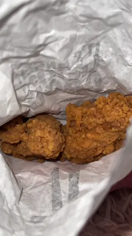 New KFC burger meal #food #fyp #yummyfood #foryoupage #uptodatefoodie #kfc 