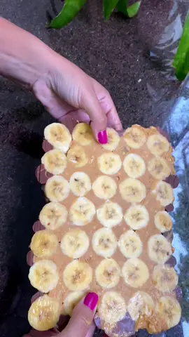 BLOCO DE BANANA 💛 3 bananas  Paste de amendoim (até cobrir) 90g de chocolate  Derreto ele no microondas a cada 25 segundos.  ✅já salva e manda pra alguém que vai gostar  #sobremesa #sobremesafit #receitasfit #recetasfaciles #receitasfaceis #docefit #banana #pastadeamendoim #pretreino #pretreinosimples 