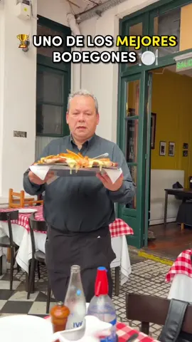 UNO DE LOS MEJORES BODEGONES EN DONDE COMÍ EN EL ULTIMO TIEMPO 🍽️🐷🔥 👇🏻Un bodegón en un club fundado en 1852, declarado sitio de interés cultural, y uno de los más antiguos de Sudamérica. 👉🏻 Les presento a “El Progreso” , tienen PARRILLA LIBRE por $15,500 💵 y un menú amplio, comida casera, porciones súper abundantes y varios de sus platos estrella ⭐️ se cocinan en horno de barro 🔥  🍽️ De entrada, te recomiendo la “TORTILLA DE PAPÁ” bien babe, con chorizo y cebolla, y el Revuelto Gramajo también es muy bueno 🥔, las rabas también son riquísimas. 🐷 Sus milanesas también son espectaculares y gigantes, la Napolitana nunca falla, pero tienen otras opciones más jugadas. Además hacen muy buena pasta, nosotros fuimos por los “Spaghettis con tuco casero y Albóndigas” 🍝, un 10/10. 🔥 Otro de los puntos fuertes, son sus platos al Horno de Barro, como la Bondiola Braseada, Cochinillo y muchas opciones más. 🏡 La dirección de este lugar es: 📍Sarmiento 1334, Centro. 👇🏻Menciona @ a tus compañeros bodegoneros para que vean este lugar 🐷🍽️🔥.