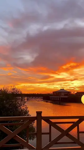 Sunset-an di PIK✨🌞 too good to be true ˚ ༘♡ ⋆｡˚ ❀  #sunset #pik #bataviapik #pik2 #placetogojkt #dateidea #goldenhour #pantaiindahkapuk #petfriendlycafe #jakartaviral 