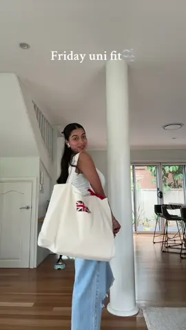Friday uni fit  Jeans: @White Fox Boutique  Top: brandy melville  Bag: brandy melville  #fyp #2024 #australia #foryoupage #february #university #uni #unsw #sydney #interiordesign #architecture #interiorarchitecture #unibag #whatsinmybag 