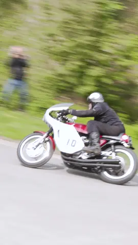 1960s Honda race replica built up from a Honda CB400 (399cc four cylinder engine). Rider and bike builder in shot is Shaun Fenton from Hoxton Moto. Instagram: @hoxtonmoto Shaun runs Hoxton Moto YouTube channel and has produced a two part series on this bike over on the channel called ‘Honda Race Replica 1960’s 400cc’. Location is the VMCCs Snow Mann regularity trial at Bo Peep Hill, East Sussex, England, UK.  Video by Alex Rollings. Instagram: @motofilmer If you’d like to have your bike featured on our account, collaborations or for business enquiries with The Classic Motorcycle Channel please DM us direct. All our photo and video content is original work and copyright to The Classic Motorcycle Channel. We DO NOT give you permission to copy our work for any purpose. #hondamotorcycles #classicmotorcycle #classicjapanesemotorcycle #japanmotorcycle #classicjapanesemotorcycles