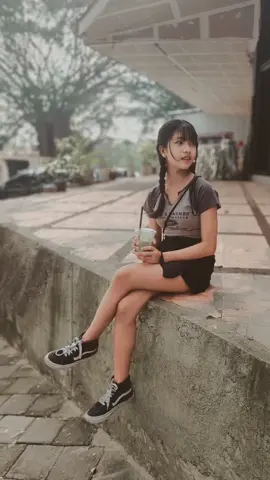 hai kaka,follow akunku ya,nanti aku ada preloved aku yg aku jual murah meriah,see you 🩶 #nixie #croptee #hotpant #preloved 