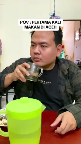 Kirain air minum… 😂 Pernah ngalami di beberapa daerah di Aceh. Kalian pernah juga? #aceh #bandaaceh #langsa #medan #anakmedan #infomedan #komedi #parodi #pov #kulineraceh #kulinermedan 