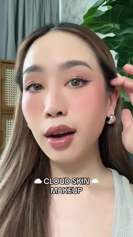 มาแต่งหน้าลุค Cloud skin ด้วยเมคอัพจาก Huda beauty กันค่า บอกเลยว่าละมุนมากก🥹☁️🫶🏻 #รีวิวบิวตี้ #tiktokป้ายยา #สอนแต่งหน้า #เมคอัพเปลี่ยนลุค #TikTokLooks #tiktokuni 
