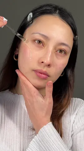 #AD @The Ordinary has made their best, even better. The Ordinary Hyaluronic Acid 2% + B5 Serum has had an upgrade with a water-like, lightweight texture and no tacky residue. It now includes ceramides, an ingredient that helps keep moisture locked in, alongside five forms of hyaluronic acid, a well known ingredient that helps draw moisture into the skin. Perfect to use daily in The Ordinary’s 3-steps of Prep, Treat & Seal. I use it here with the Glycolipid Cream Cleanser and Natural Moisturizing Factors + PhytoCeramides 