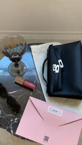 Its all in the details 🔍 #hermeskellypochette #blackpochette #kellypochetteswift #hermeskellyblack #luxurylifestyle #hermescollector 
