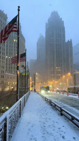 Chicago 🇺🇸♥️❄️ a winter wonderland dream ❄️ 📍DuSable Bridge Chicago  #chicago #downtown #chicagodowntown #chicagoarchitecture #foryourpage #foryoupage #foryou #usa  Chicago, travel Chicago, nightlife, snowfall, snowy night drive Chicago, winter in Chicago, snow-covered streets of Chicago, snowy night, snowstorm, Michigan Ave