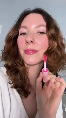 The perfect pop of color with one of my favs @COVERGIRL Yummy Gloss in My Strawbooty 💋🍓 #covergirl #makeup #strawberry #gloss #lipgloss #pinklips #pink #popofcolor #glowingskin #makeupartist #carolinebaribeaumakeup #honeyartists @Honey_artists 