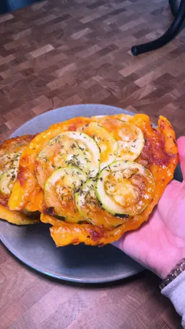 Tartelettes tatins courgettes et pesto rosso pfiiouuu c’est divin 😳 #asmr #ideerepas #ideerecette #fyp #pourtoi #recettefacile #recettesimple #TikTokFood #food #asmrfood #healthy #cooking #cuisine #recetteetudiant #recettehealthy 
