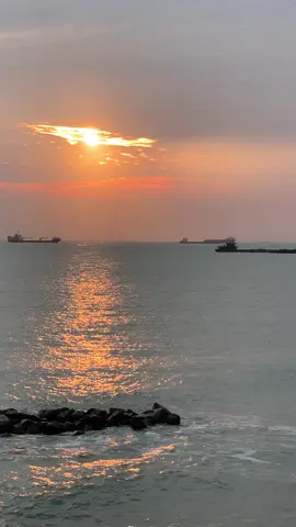 Chiều chiều xách xe lên và đi, để lưu lại những cảnh sắc hoàng hôn đẹp đẽ, mỗi ngày đều là duy nhất và khoảnh khắc đó ko bao giờ lặp lại 🫠 #hoanghon #sunset #bien #vungtau #baidauvungtau #chill #binhyen 