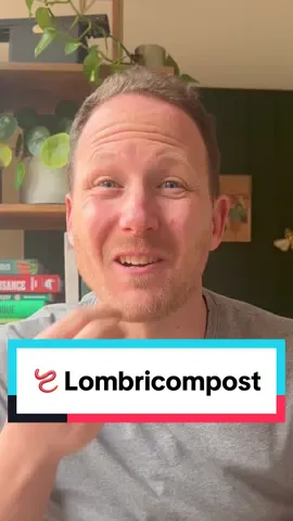 Le lombricompostage permet de transformer les déchets de cuisine à l’aide de vers en un engrais liquide et solide que vous pouvez utiliser pour vos plantes d’intérieurs. C’est un bac avec plusieurs étages où vivent des vers qui vont manger l’ensemble des déchets. Il faut cependant éviter d’ajouter des restes de viandes, de poissons, de fromages, les restes de repas, de l’huile, les épluchures d’ails, d’oignons, d’échalotes ou de poireaux. Ah oui, vous pouvez bien entendu récupérer des vers dans un tas de fumier, de compost ou dans un jardin sur les 20 premiers centimètres du sol. Vous pourrez utiliser le compost comme engrais en le déposant à la surface de vos plantes d’intérieur. Quant au jus, pensez à le diluer à 10% dans de l’eau avant d’arroser vos plantes avec cet engrais naturel. 🧑🏻‍🌾🪱#lombricompost #zerodechet #dechets #compost #appartement #interieur #jardin #potager #plante #planteverte #planteinterieur #jardinbio #potagerbio 