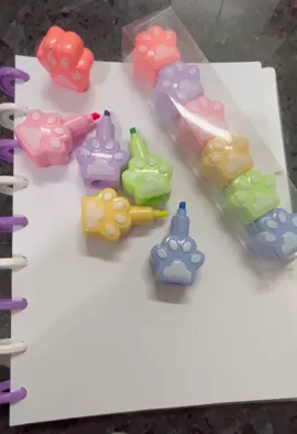 A fofura e as cores vivas que todo mundo ama!!! Chegou os nossos marca textos em torre, de patinhas!!! Os mais fofos e com cinco cores lindas… Chama a gente e garanta o teu ✨💜 . . . . . . #papelariapersonalizada #papelariafofa #papelariacriativa #minervapapelaria #marcatexto #marcatextofofo #study #studygram 