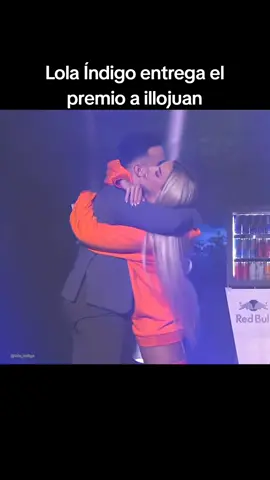 @lola indigo le entrega el premio a @IlloJuan en los Esland 🧡 #lolaindigo #lolainditok #lolaindigomusic #lolaindigoconcierto #lolaindigotiktok #concierto #entretenimento #andorra #premio #eldragon #news #viral #parati #Viral #fyp 