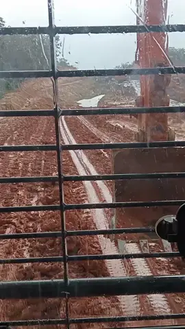 Full hujan🤦#kulicangkul#fypシ  #kuliproyek👷🏼#Hitachi210 #alatberatexcavator 