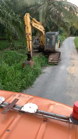 Kasihan Sumitomonya di tinggal begitu saja😄#fyp #exca #sumitomo #sumitomo130 #fyppppppppppppppppppppppp #opratorhitachi #penaritambak #excavator #fypシ゚viral #opratormuda_punyacerita #opratoralatberat #fypdongggggggg 