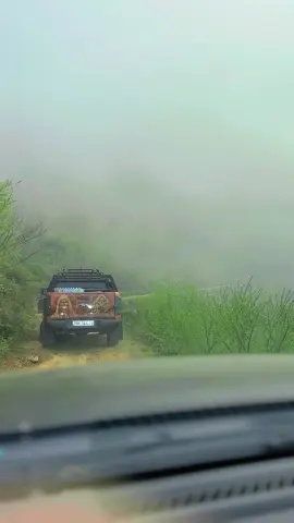 ⛔️ Bảo sao ngày xưa thánh địa Mai Thuý Lóng Luông được coi là bất khả xâm phạm. ‼️ Với địa hình hiểm trở, có duy nhất một lối vào và được bao bọc 2 bên bởi 2 dãy núi cao, trong đó, một dãy núi kéo dài đến biên giới còn một bên song song với trục QL6 .  ‼️ 1 bên là núi 1 bên là vực cao, chủ yếu là 4 bánh đi trên đất và đá … quanh năm bao bọc bởi mây mù dẫn vào những bản làng xa xôi hẻo lánh Tà Khúa, Tà Dê, Lũng Xá…  ‼️ Thời điểm đó, mỗi ngày có từ 20 - 50 đối tượng được trang bị vũ khí đầy đủ như súng AK, súng ngắn, lựu đạn, đeo ba lô chứa mai thúy đi qua đây kiểu ''hành quân