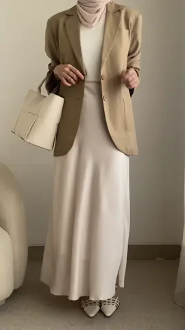 This color always make me happy🤍🤎 #outfitinspo #hijaboutfit #simplebutelegant #chicstyle 