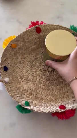 Le spa marocain maison est une expérience de purification et de relaxation profonde, suivant des étapes rituelles qui nettoient le corps et l'esprit. Voici les étapes décrites de cette tradition ancestrale : Application du Mélange Henné, Herbes et Savon Noir : Commencez par humidifier votre corps à l'eau tiède pour ouvrir les pores. Appliquez ensuite généreusement un mélange de henné, d'herbes aromatiques, et de savon noir sur tout le corps. Ce mélange unique nettoie la peau en profondeur, tout en l'hydratant et en l'enrichissant des bienfaits des herbes et du henné. Laissez agir pendant environ 5-10 minutes pour permettre aux ingrédients actifs de pénétrer et d'agir. Rinçage et Gommage : Après le temps de pause, rincez abondamment votre corps à l'eau tiède. Utilisez ensuite un gant de gommage (kiss) pour exfolier la peau en effectuant des mouvements circulaires. Cette étape élimine les cellules mortes et les impuretés, stimule la circulation sanguine et laisse la peau douce et lisse. Application d'un Masque ou d'un Scrub : Une fois le gommage terminé, appliquez un masque nourrissant ou un scrub sur votre peau. Selon vos besoins, vous pouvez choisir un masque à base d'argile pour purifier, un masque hydratant, ou un scrub aux herbes pour revitaliser la peau. Laissez le masque ou le scrub agir selon les instructions pour maximiser leurs effets bénéfiques. Savonnage du Corps : Pour finir, nettoyez votre corps avec un savon doux, idéalement naturel ou à base d'huile d'argan, en vous savonnant délicatement. Rincez à l'eau tiède pour éliminer tout résidu de savon, et terminez par une douche fraîche pour resserrer les pores et revigorer le corps. Après ces étapes, enveloppez-vous dans une serviette chaude ou un peignoir et reposez-vous pendant quelques minutes pour permettre à votre corps de se relaxer complètement. Hydratez votre peau avec une huile ou une crème nourrissante pour conserver son éclat et sa douceur. Cette séquence de soins au hammam marocain est une véritable célébration de soi, offrant à la fois purification et détente. #fyp #pourvouspage #tiktokchallenge #suivre #explorer #meme #vidéo #tendance #tiktoktrend #tiktokfamous #vidéos virales #viralpost #pour vous #foryoupage #bestvideo #thisis4u #trending #viral #loveyoutiktok #followforfollowback #likeforfollow #likeforlike #suivez-moi #suivre #republier #repost #featurethis #featureme #beautyblogueur #eyeslipface #soin de la peau #tutoriel de maquillage #beautyls #beautyhacks #Conseilsdebeauté #beautyfull #unlockbeauty #la belle au bois dormant #beauté naturelle #hudabeauty #beauté de la nature #beautytt #beautyblogger #beauty4charity #monstre de beauté #beautychallenge #homebeautyhacks #dansepourbeauté #showyourbeauty