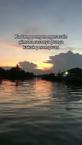 Bukan ngga Bersyukur, tpi kadang suka iri ngeliatin orang yg punya kakak deket dan sayang sama adiknya. Bisa saling ceritain hal apapun, bisa saling berbagi, Karena sesama perempuan biasanya bisa saling paham. 