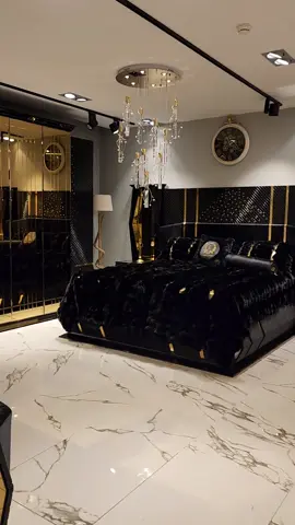 Kamaro Lüks Yatak Odası 🌟 💬 WhatsApp: +90 (506) 153 3030 ☎️ Evgör Kurumsal: 444 8 886 🌐 www.evgor.com.tr Benzersiz Luxury Mobilya Koleksiyonunda bulunan Yatak Odalarıyla evinizi lüks bir atmosfere dönüştürün. Zarif bir dokunuş için kaliteli kumaşlarla bezeli olan Luxury Yatak Odası parçalarından şık Yatak, Komodin, Şifonyer ve Gardırop modern tasarımların lüks estetiğiyle birleşerek benzersiz bir stili de sizlere sunuyor. Transform your home into a luxurious atmosphere with the Bedrooms in the Unique Luxury Furniture Collection. The stylish Bed, Nightstand, Dresser and Wardrobe, which are among the Luxury Bedroom pieces decorated with quality fabrics for an elegant and sophisticated touch, combine with the luxurious aesthetics of modern designs and offer you a unique style. Transformez votre maison en lui donnant une atmosphère luxueuse avec les chambres à coucher uniques de la Collection de Mobilier de Luxe. Les pièces élégantes du Luxury Yatak Odası, ornées de tissus de qualité pour une touche élégante et sophistiquée, vous offrent un style unique en combinant l'esthétique moderne des designs luxueux. حوّل منزلك إلى أجواء فاخرة باستخدام غرف النوم الفريدة الموجودة في مجموعة الأثاث الفاخر. القطع الأنيقة لغرفة نوم الفاخرة، المزينة بأقمشة عالية الجودة لمسة أنيقة وراقية، تقدم لك أسلوبًا فريدًا يجمع بين الجمال الحديث للتصميمات الفاخرة. بين هذه القطع، ستجد سريرًا، وحدة الطاولة الجانبية، خزانة ملابس ودولاب، التي تمزج بانسجام مع الجمال الحديث للتصميمات الفاخرة لتخلق أسلوبًا فريدًا لك. Создайте в своем доме люксовую атмосферу с привлекательными наборами роскошной мебели, а именно спального гарнитура. Изысканные и утонченные детали роскошного комплекта спального гарнитура, украшенные качественными тканями, включают в себя кровать, тумбы прикроватные, макияжный столик и шкаф. Современные дизайны сочетаются с эстетикой роскоши, предлагая вам уникальный стиль. #evgörmobilya #furniture #lüksmobilya #lüksyatakodası #yatakodası #yatak #karyola #luxuryfurniture #bedroom #bedroomdecor #wardrobe 