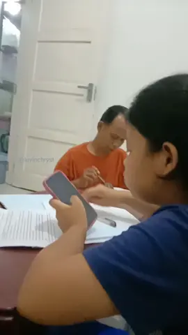 -2BORU BAPAK DISAMA RATAKAN- Btw adik aku kelas 3SMK skrg, jadi dia lagi banyak tugas, jadi dia disuapin bapake makan krn dilihat bapak dia lagi sibuk ngerjain tugas sekolah nya. Yang sudah biasa liat vt aku mungkin yang begini² sudah biasa ya😅 bapak memang selalu memanjakan borunya, bukan berarti kami anak manja ya👌  Jadi teruntuk #calonhela bapake dn mamake soon sudah taula ya jambarnya seperti apa, jd pande2 km sayangku ya #ayahhebatku #fatheranddaughter #fyp #boruniraja #borubatak #bataknese 