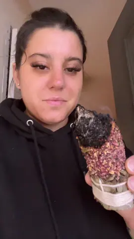 Rose petals and sage… a blend that truley smells LOVEly. Get it in the love kit along with other goodies off course! Whether for someone you love, or just yourself. Its amazing! 🌹💕#fyf #rose  #lovekit #sage #smudging #relaxing #meditation #incense #resin #rosequartz #smudgebombs #perfectgifts 