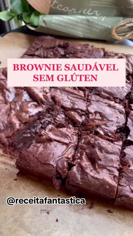 BROWNIE SAUDAVEL E SEM GLÚTEN! Ingredientes: 3 ovoS 140g adoçante ou açúcar demerara 100g óleo de coco ou manteiga sem sal derretida 150g chocolate 70% picado 2 colheres (sopa) cacau em pó 80g farinha de arroz Modo de preparo: No liquidificador bata os ovos com o adoçante ou açúcar por 3 minutos. Transfira para uma tigela. Adicione a farinha de arroz e misture. Reserve. Derreta o chocolate no microondas de 30 em 30 segundos. Adicione o óleo de coco e misture. Transfira o chocolate derretido para a mistura da tigela. Finalize com o cacau em pó e gotas de chocolate (opcional) e mexa bem. Coloque em uma forma com papel manteiga. Leve ao forno por 15 minutos a 200 graus. #receitasfit #alimentacaosaudavel #emagrecimento #receitas #brownies 