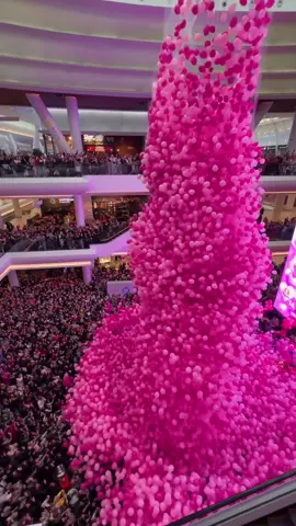 Balloons drop installation inside the shopping mall. Yes or no? Would you like to see this? What is your opinion? Despite the fact that the dumping is carried out indoors, all the balloons are collected and sent for recycling - such phenomena still cause a lot of heated discussions, as they also cause a lot of attention. According to the story of the organizers of the balloon drop Vilandaboom, these balloons, after being dropped, were collected and sent to decompose or remade.