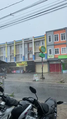 Sederasnya hujan pasti akan reda, tetepi ini bukan soal hujan 🌧️ #lampungpride #fyp #bandarlampung #lampungaestetik #lampunggeh #lampung #lampungaestetic #vibeshujan 