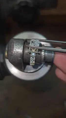 I make this beautiful ring in 14k gold with a 0.81ct diamond vvs2 GIA radiant cut, I love my work ⚒️ #oddlysatisfying #ornormes #jewelry #jewelrycraft #fyp #foryoupage 
