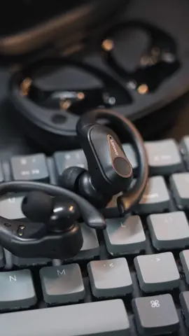 This innovative design of earbuds reduces external noise and is not easy to lose them.  #headphones #lenovo #lenovothinkplus #earbuds #wirelessearbuds #reducenoise #sportearphone #tiktokshopusa #fyp 