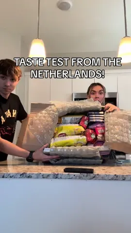 SHOUTOUT @shloppy thank you for the box!! We love everything! #tastetest #unboxing #taste #unboxwithme #asmr #mukbank #netherlands #unboxinghaul  