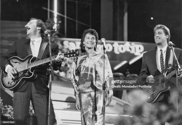 Ricchi e Poveri nasce a Genova nel 1967 come quartetto polifonico, che si trasforma in trio e infine in duo. Nella formazione iniziale, tre dei quattro membri sono di origine genovese. I membri originali sono infatti: Franco Gatti; Angela Brambati; Marina Occhiena e Angelo Sotgiu. Il quartetto si distingue per il suo particolare stile vocale, basato sull'intreccio di quattro voci diverse: basso, tenore, contralto e soprano.  #RicchiePoveri #gettyimages #italia #iconic #viral #fyp #neiperte #perte #moda #80s #70s #60s #storiadellamusicaitaliana #icono #festivaldisanremo 