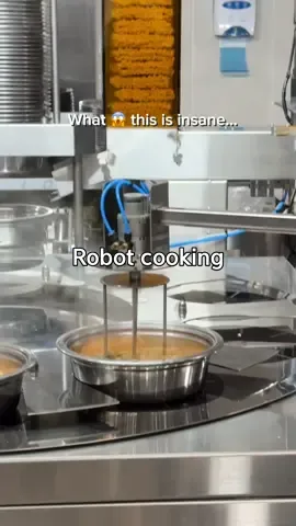 Robot cooking bowls of ramyun in Korea 😲😮 I’m shook  #seoulkorea #korea #seoullife #lifeinkorea #robot #technology #fyp #foryou 