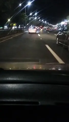 Que bello es manejar de noche ir escuchando buena música e ir pensando en ti mujer hermosa 😍🥰#VivaVideo #carretera #autos #noche #conductor #conducir #Love #Amor #lacarretera #princeroyce #mujerhermosa #buenamusica #parati #tiktok #pensandoenti #pensando #estrellas #paisajes #metraesloco #caminos #luces #nocturno #eresespecial #especial 