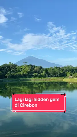 Hidden gem di Cirebon 🍃 Embung dengan view langsung gunung Ciremai  Vibesnya menenangkan banget ya 📍Embung Sarwadadi, Talun Kabupaten Cirebon #Cirebon #aboutcirebon #cirebonbanget #jawabarat #fyp #fypシ゚viral #viral 