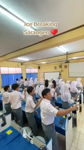 Ice breaking di kala jam pelajaran tidak hanya membantu menciptakan suasana yang santai, tetapi juga meningkatkan interaksi antar siswa, memfasilitasi pembelajaran yang lebih efektif, dan menciptakan lingkungan kelas yang inklusif #leaderpreneurschool#icebreaking#fyp 