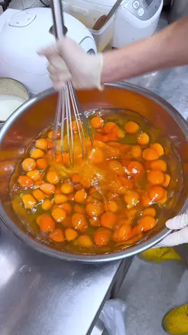 4種のチーズを贅沢に使ったチーズソースと蜂蜜をかけて食べる甘じょっぱさがクセになる絶品オムライス🐣 📍eggg Cafe 国分寺 🚃国分寺駅徒歩3分 4種類のチーズを贅沢に使用した濃厚なチーズソースを半熟トロトロに仕上げたオムレツの上にかけて食べるオムライス😋 チーズを炙ることで、クリーミーながらも香ばしさを感じることができます！ さらに蜂蜜をかければ、甘じょっぱい風味がたまなくクセになる悪魔的な美味しさに🤤 #オムライス #国分寺グルメ #国分寺ランチ #国分寺カフェ #立川グルメ #立川ランチ #立川カフェ #国立グルメ #国立ランチ #国立カフェ  #東京ランチ #東京グルメ #東京カフェ #tokyogourmet #tokyofood #japanesefood  #japanfood #japantrip #tokyotrip #tiktokfood 