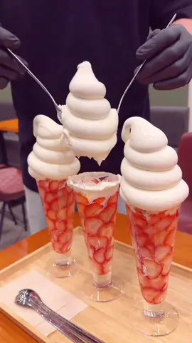まるで宝石のように輝くいちごのショートケーキソフトが最高！ 店名：T-bear cafe 最寄り駅：（愛知） キラキラと宝石のように輝くいちごは旬の完熟いちごを使用しており果肉は甘くてジューシー！ 中にはシフォンケーキやエスプーマのクリームが入っていて超濃厚なミルクソフトとの相性抜群でまるでショートケーキのようでした！ #愛知グルメ #tiktokfood #japanesefood 