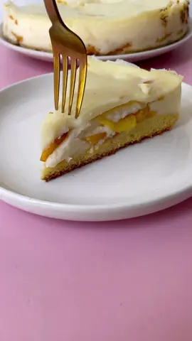 Kuchen de durazno 🍑  Para la masa - 150 gr de harina - 110 gr de mantequilla - 60 gr de azúcar  - 2 huevos - 1 cdta de vainilla - 1/2 cdta de polvos de hornear Para la crema - 1 Lt de leche entera. - 100 gr de maicena - 210 gr de azúcar  - 1 cdta de vainilla - 300 gr de duraznos  Para la masa cremamos mantequilla con azúcar, luego Incorporamos los huevos y la vainilla y finalmente agregamos harina y polvo de hornear. Pasamos la mezcla a un molde de 23 cm, lo distribuimos y llevamos al horno por 20 minutos a 170° o hasta que los bordes comiencen a dorar. Para la crema agregamos todos los ingredientes a una olla y mezclamos para homogenizar. Luego cocinamos a fuego medio sin dejar de revolver hasta que hierva. A la masa que habíamos horneado le agregaremos la mitad de los duraznos, la mitad de la crema y repetimos. Volvemos a llevar al horno por 20 minutos a 170° o hasta que dore.  Puedes prender el grill al final para dorar un poquito, yo no tenía grill y por eso estaba tan blanquito pero DELICIOSO sin duda 👀🧡 Delcca 🍪  #kuchen #kuchendedurazno #kuchensureño #pasteles #recetasfaciles #cocina #pasteleria #postres #reposteria #postrescaseros #chile #delcca