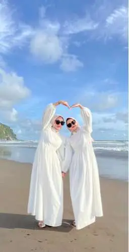 [dress l!nk 30] [kacamata l!nk 2] [jilbab l!nk 80] sukaaa sama dressnya🥹🤍 #outfitcouple #bestie #beach 