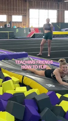 Teaching @Corinne Nicewick how to double flip🤸🏼 #gymnastics #Vlog #dayinthelife #flip #tutorial #fail 
