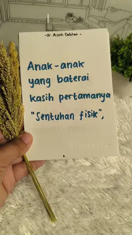 Sebagai ibu yang setiap harinya selalu ditempelin anak, kadang pengen punya waktu sendiri yang gak diganggu siapa-siapa. Tapi tetep aja bocil akan datang menghampiri meluk2, cium2, ndusel2 gak peduli ibunya lagi ngapain. Terkadang tanpa sadar kita tangkis tangannya yang ingin memeluk, kita dorong tubuhnya yang ingin mendekat, karena terlalu sibuk mengerjakan sesuatu 🥺 Ternyata, anak di bawah 3 tahun masih butuh semua baterai kasih untuk dicharge setiap hari, Bund 🥹 Salah satunya adalah baterai 