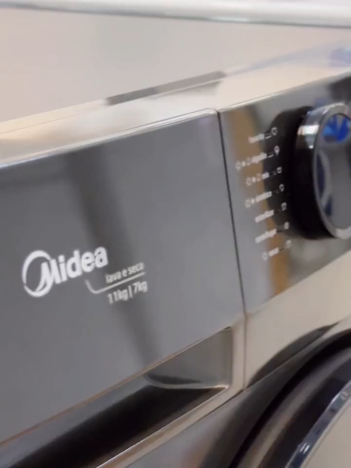 A Lava e Seca HealthGuard 11KG Midea é a sua melhor aliada na hora de lavar as suas roupas. Ela proporciona limpeza e esterilização profundas nos programas pré-selecionados, além de conectividade via app, conexão wi-fi e comando de voz, para você controlá-la em qualquer hora e lugar.  Quer modernidade e facilidade para completar a sua casa? A Sipolatti tem!   Aproveite já nas lojas ou no site www.sipolatti.com.br