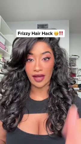 THE DIFFERENCE AT THE END FROM THE BEGINNING is wild 🤭 (NOT sponsored, ive been buying this for YEARS) easily the best kept frizzy hair secret and it doesnt make your hair sticky or greasy‼️ @Living Proof, Inc. @olaplex  #frizzyhairhacks#frizzyhair#curlyhairtips#wavyhairtips 