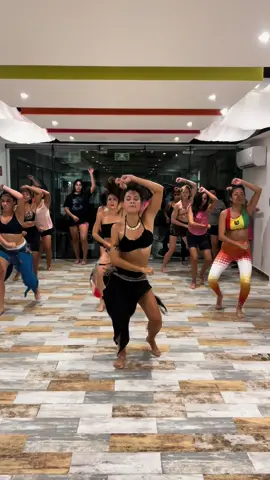 Siente el ritmo ancestral y la vitalidad de nuestras clases. 💥 En Jiva, no solo aprenderás movimientos, sino que también experimentarás la espiritualidad y la conexión que esta danza tiene para ofrecer, descubre cómo la danza puede ser una forma poderosa de expresión 💃🥁  #baile #baileafricano #afrodance #baileafro #danzadeguinea #percusionafricana #dance #dancer #bailes #dancelessons #clasesdebaile #playadelcarmen #jivastudiopdc #jivastudio #riveramaya 