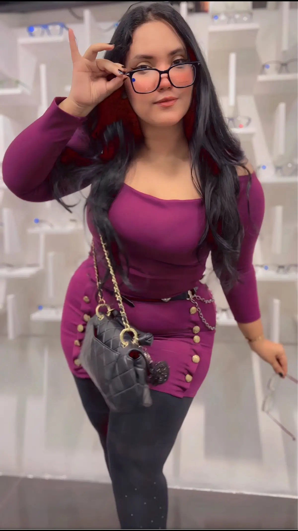 Adoro mis lentes la verdad 🥰🖤 #negro #totalblacklook #80s #cabellonegro #metal #heavymetal #rock #elsalvador #curvy #curves #curvygirl #curvymodel #salvadoreña #latina #ropaaesthetic #rockenespañol #ratablanca #magodeoz #rockclasico 